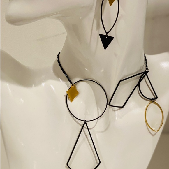 Earring/necklace set in gold and black. - Picture 3 of 3